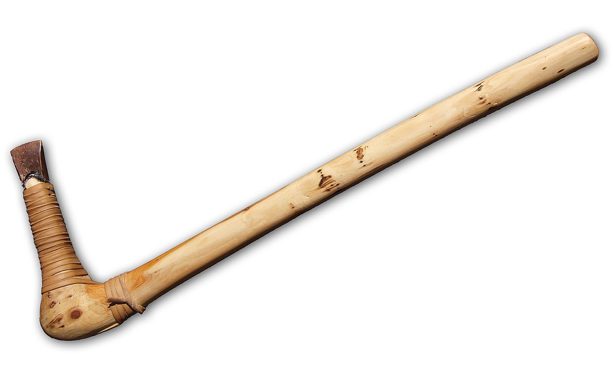 Reconstitution de la hache en cuivre d'Ötzi.
