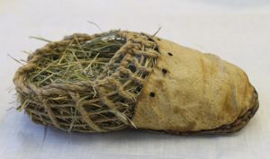 Réplique d'une chaussure en cuir d'Ötzi.