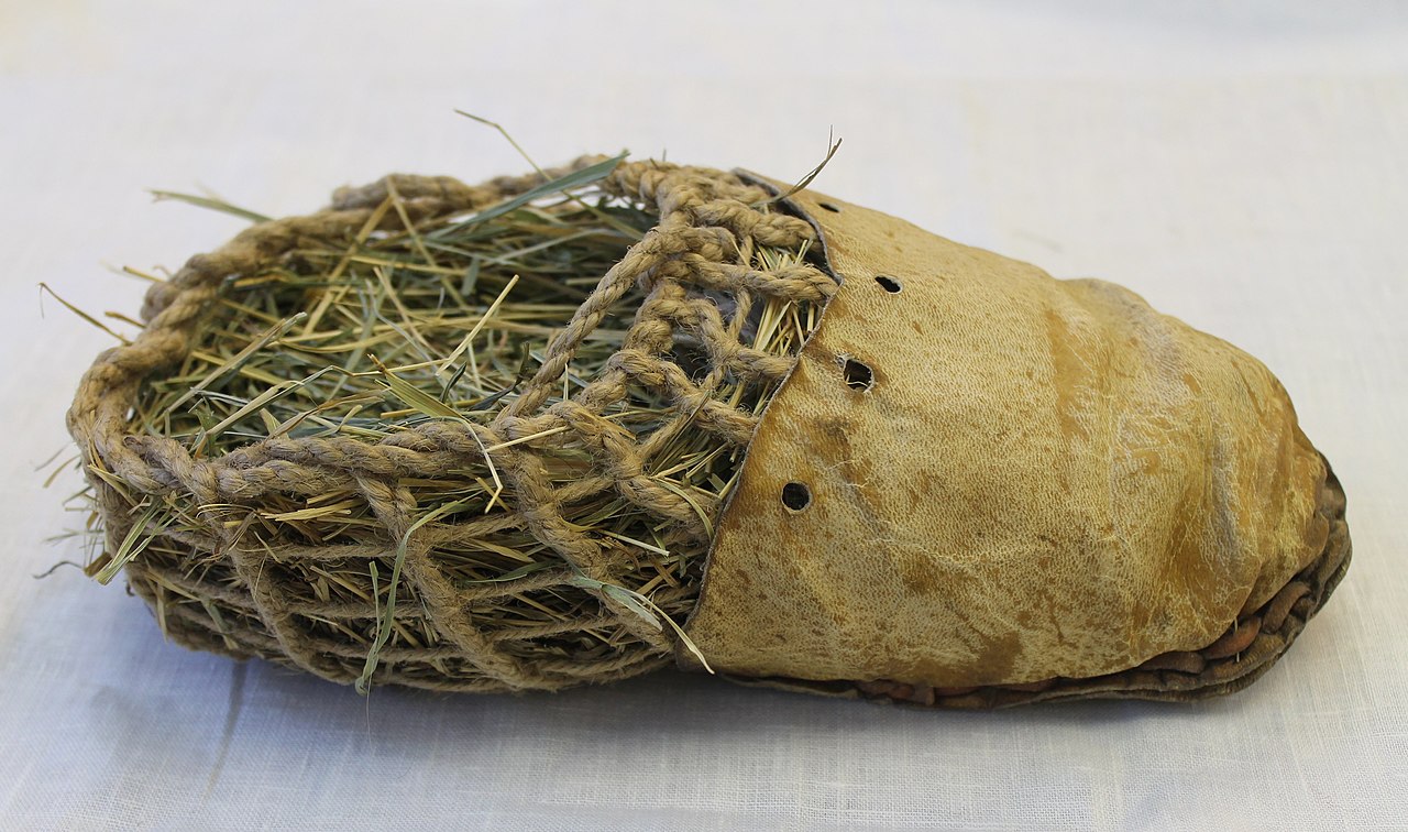 Réplique d'une chaussure en cuir d'Ötzi.
