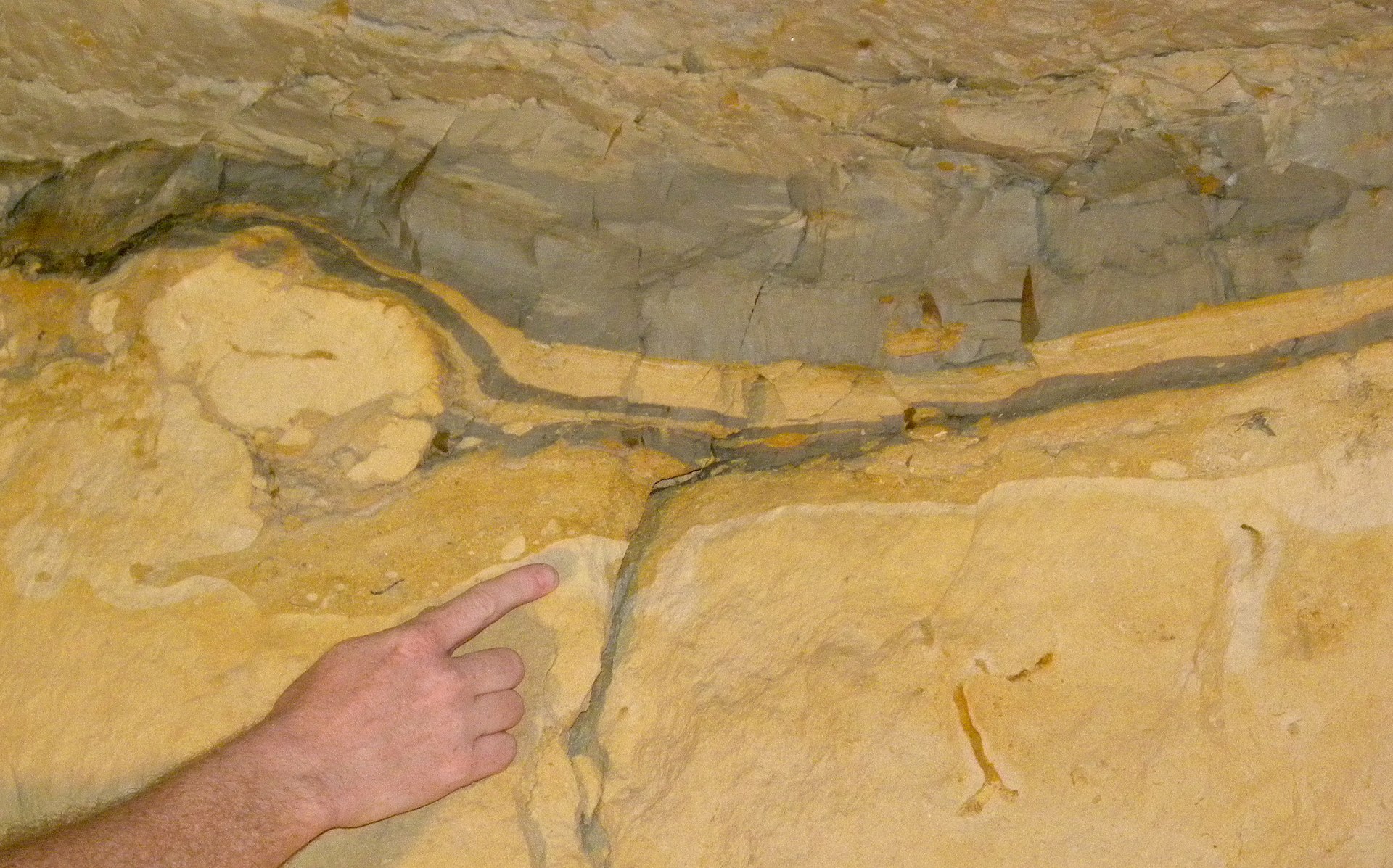 Couche d’argile du Crétacé-Paléogène (en gris) dans les tunnels de Geulhemmergroeve, près de Geulhem, aux Pays-Bas.