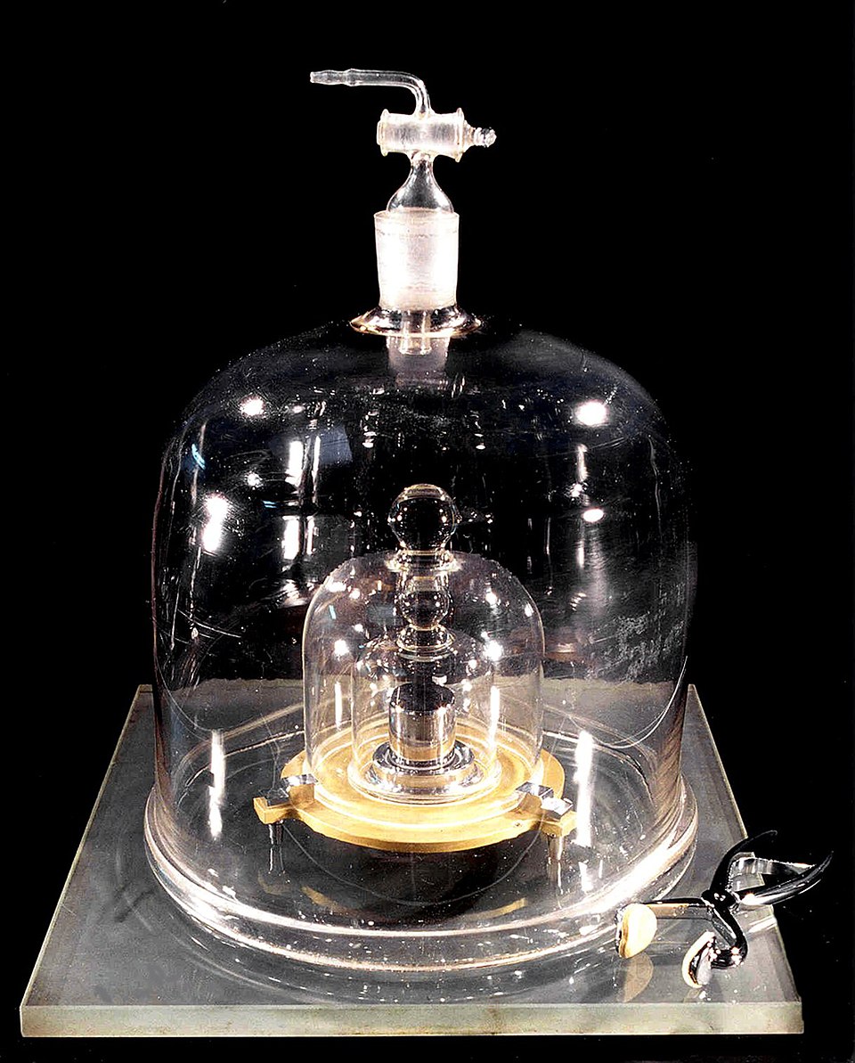 Le Prototype international du kilogramme, aussi appelé Le Grand K, ou IPK, sous ses cloches.