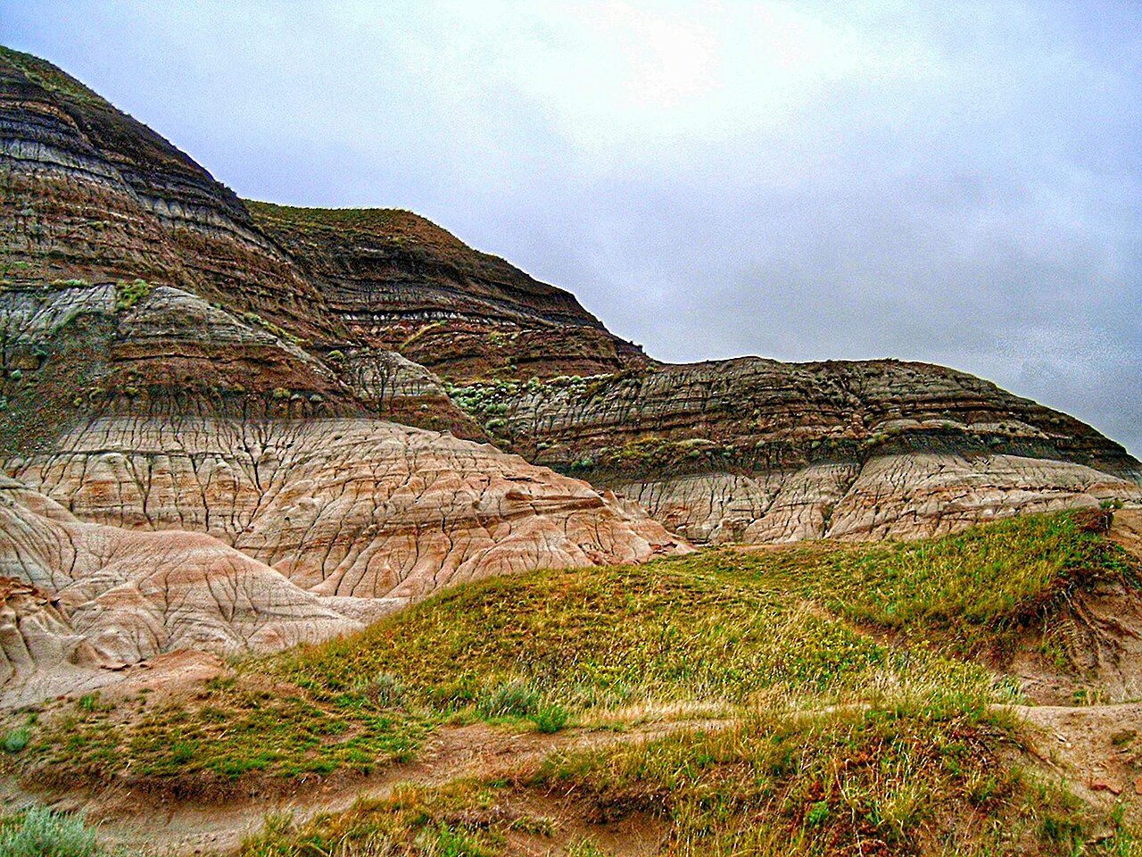 Les badlands près de Drumheller, en Alberta, au Canada, où l’érosion glaciaire et postglaciaire a mis au jour la limite K–Pg.